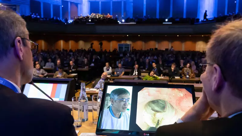 Moderation auf der Kongressbühne | Blick ins Publikum, auf die Regie und die Simultankabinen